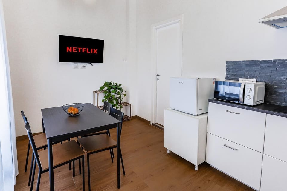 Exclusive Apartment, Balcony, City View | Private kitchen