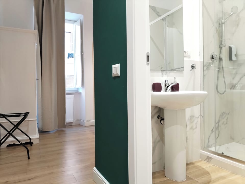 Double Room, 1 Double Bed, Private Bathroom | Minibar, in-room safe, desk, laptop workspace