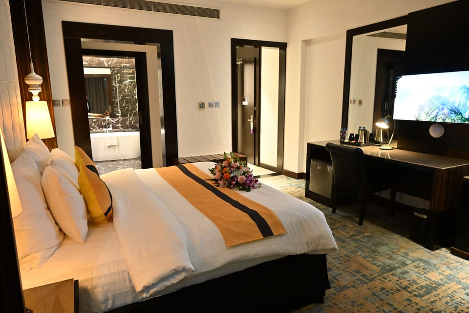 Junior Suite | In-room safe, soundproofing, iron/ironing board, WiFi (free)