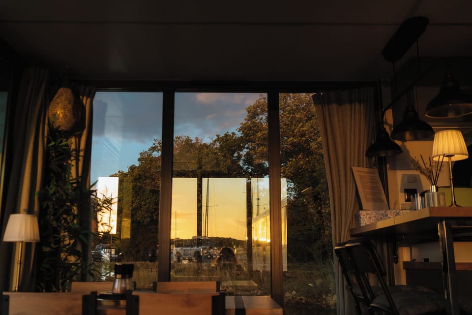 Unwind with magical sunset reflections – floating vacation rental Isle of Wight