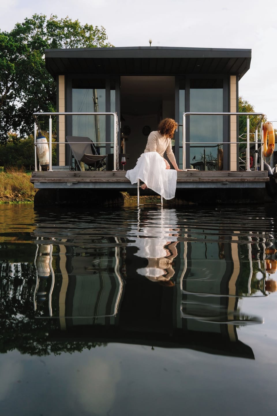 Relax and connect with nature – waterfront living on a houseboat rental