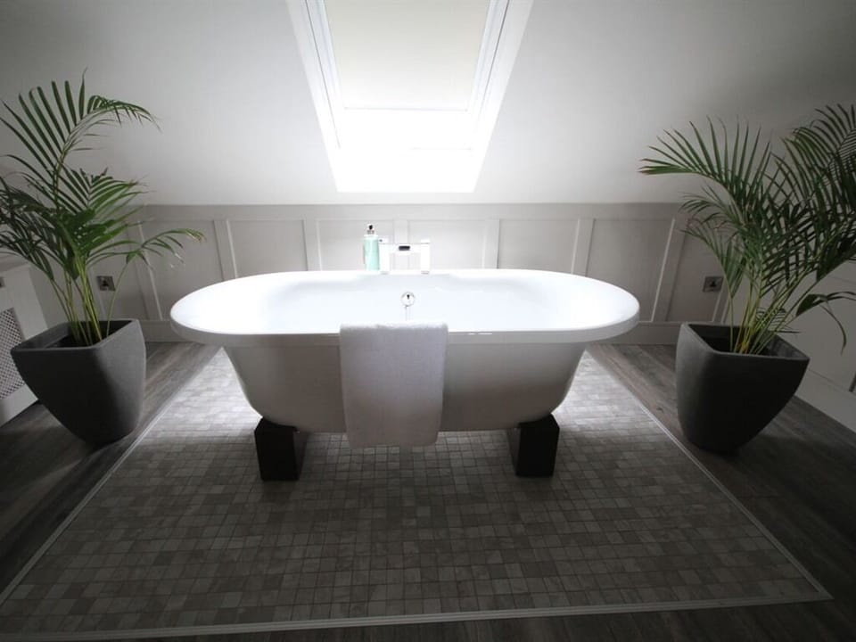 Luxury Suite, Ensuite, Sea View | Bathroom
