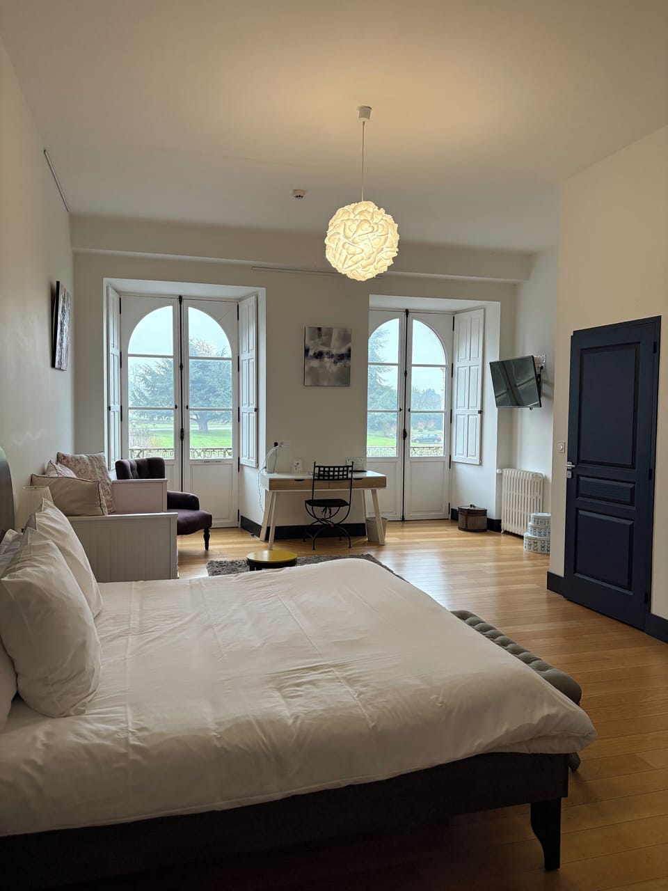 Family Room | Premium bedding, desk, laptop workspace, free cribs/infant beds