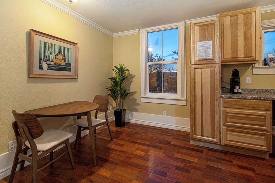 Entrance to the dining room and kitchenette