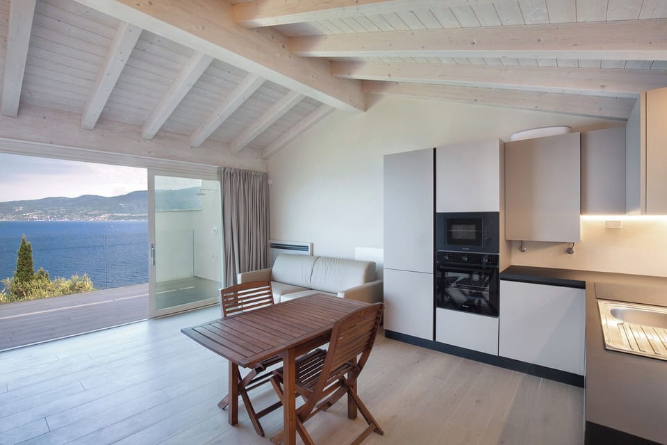 1ccfb39e-89e8-44ed-b272-e6bf095b5387