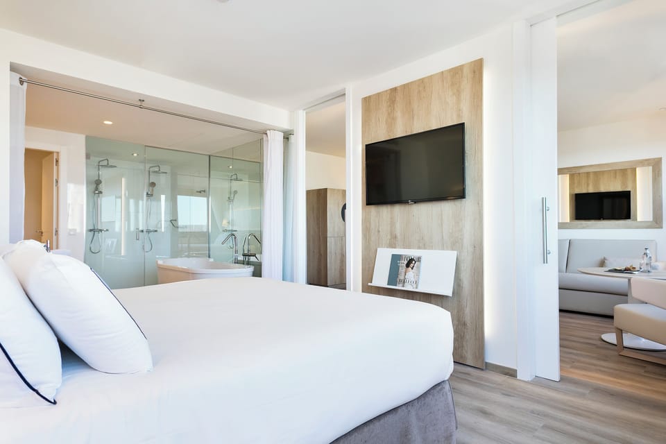 The Level, Junior Suite | Egyptian cotton sheets, premium bedding, down comforters, pillowtop beds