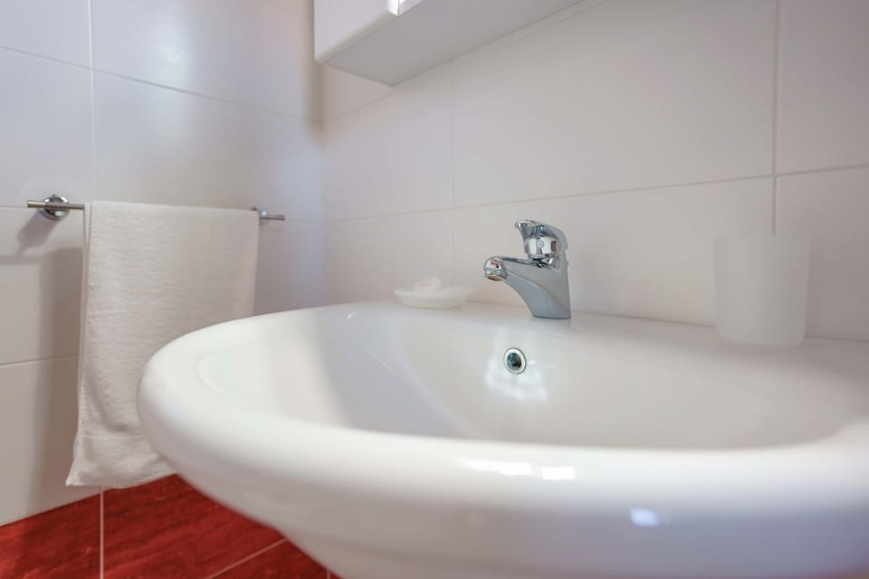 Deluxe Triple Room, Multiple Beds, City View | Bathroom | Shower, bidet