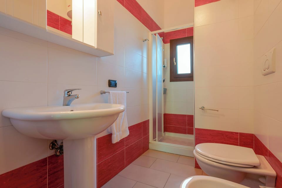 Business Double or Twin Room, City View | Bathroom | Shower, bidet