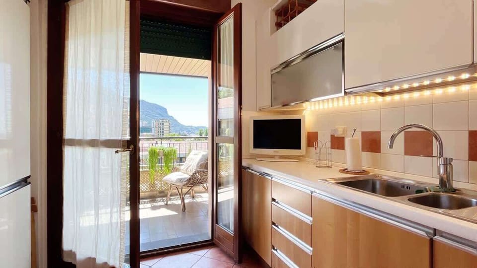 Equipped kitchen with a view.