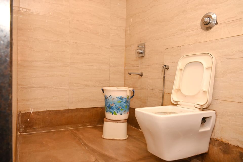 Deluxe Double Room, Smoking | Bathroom | Shower, free toiletries, towels, soap