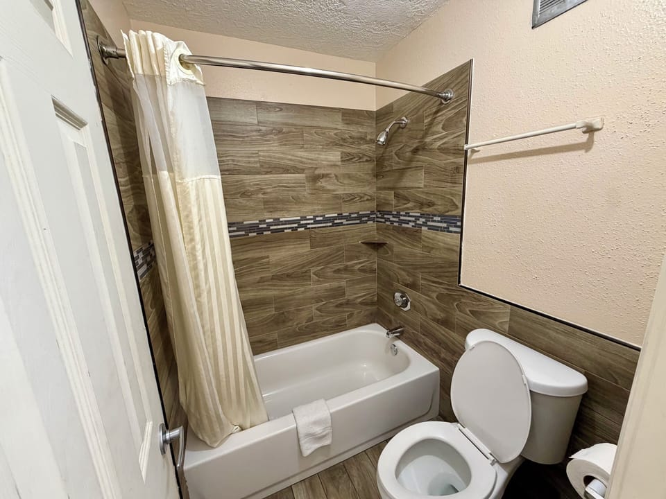 Combined shower/tub, free toiletries, towels