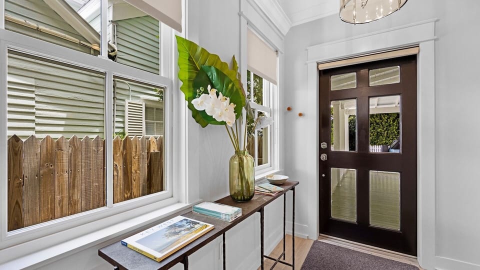 14-712 ASHE ST front hall - 1
