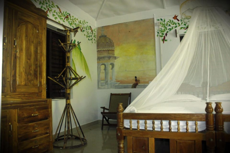 Desk, rollaway beds, free WiFi