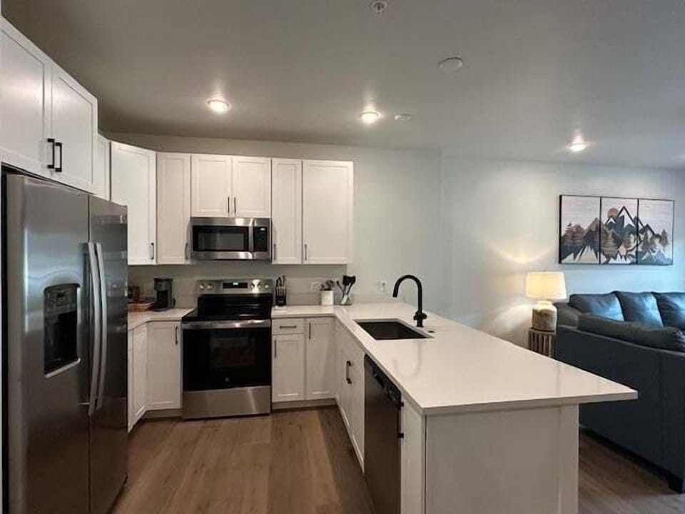Condo, 1 Bedroom | Private kitchen | Oven, coffee/tea maker