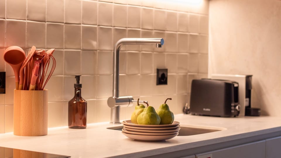A chic kitchen corner that blends style and practicality with warm lighting and modern touches.
#ModernKitchen #DesignDetails
