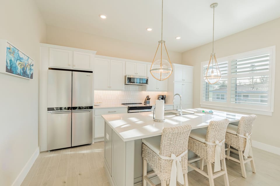 Fully equipped chef’s kitchen with breakfast bar seating