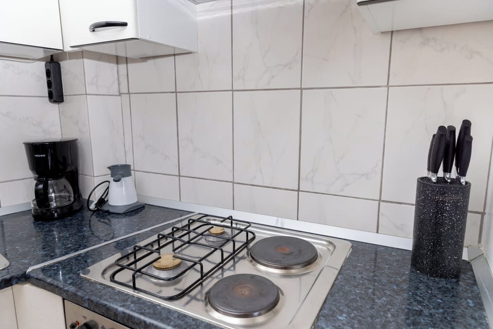 Fridge, oven, stovetop, electric kettle