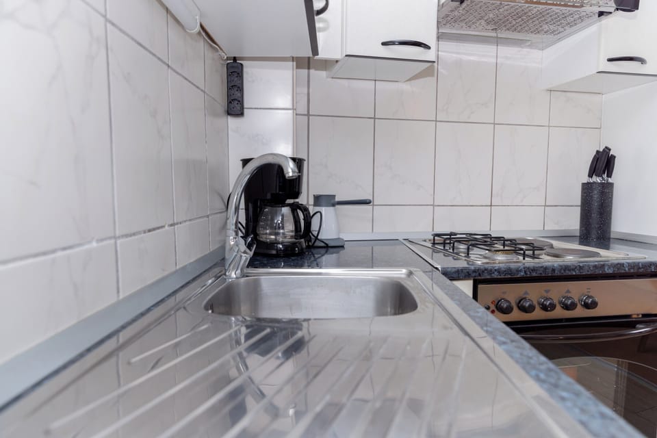 Fridge, oven, stovetop, electric kettle