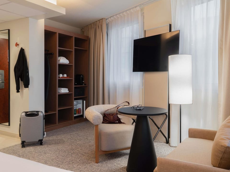 Premium bedding, memory foam beds, in-room safe, soundproofing