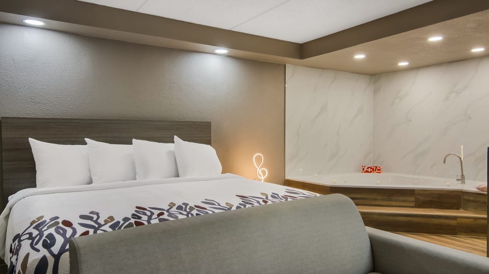 Deluxe Room, 1 King Bed, Non Smoking, Jetted Tub | Desk, blackout drapes, free WiFi, bed sheets