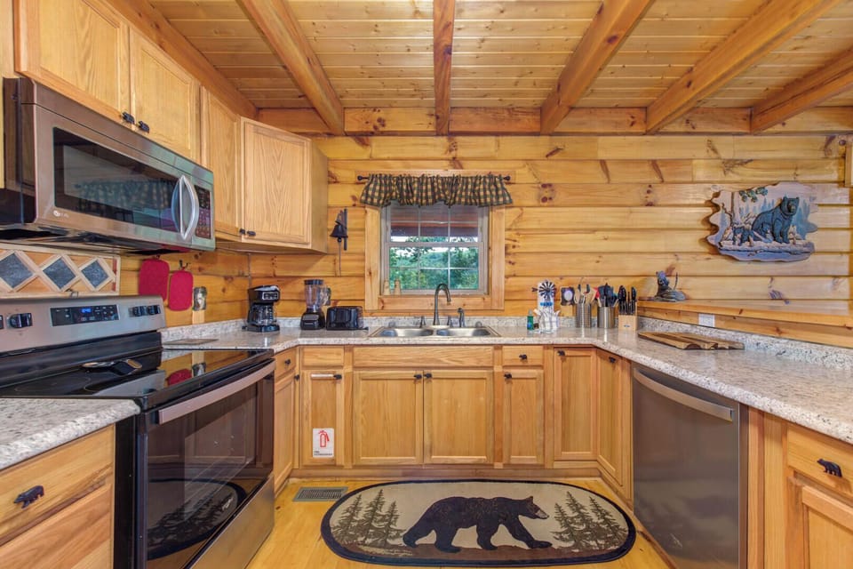 House, Multiple Beds, Hot Tub, Garden View (Beary Nice to Meet You!) | Private kitchen