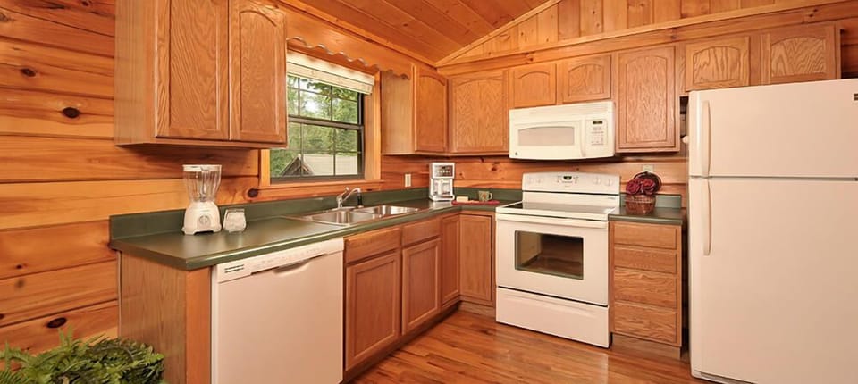 House, 1 King Bed with Sofa bed, Hot Tub, Garden View (Honey Bear Den) | Private kitchen