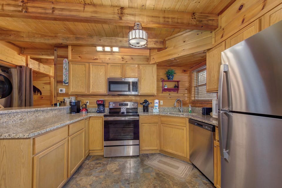 House, Multiple Beds, Hot Tub, Garden View (Smoky Mountain Memories) | Private kitchen