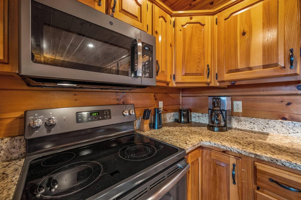 House, Multiple Beds, Hot Tub, Mountain View (Lookout Lodge) | Private kitchen