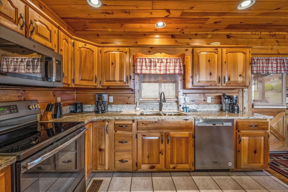 House, Multiple Beds, Hot Tub, Mountain View (Lookout Lodge) | Private kitchen