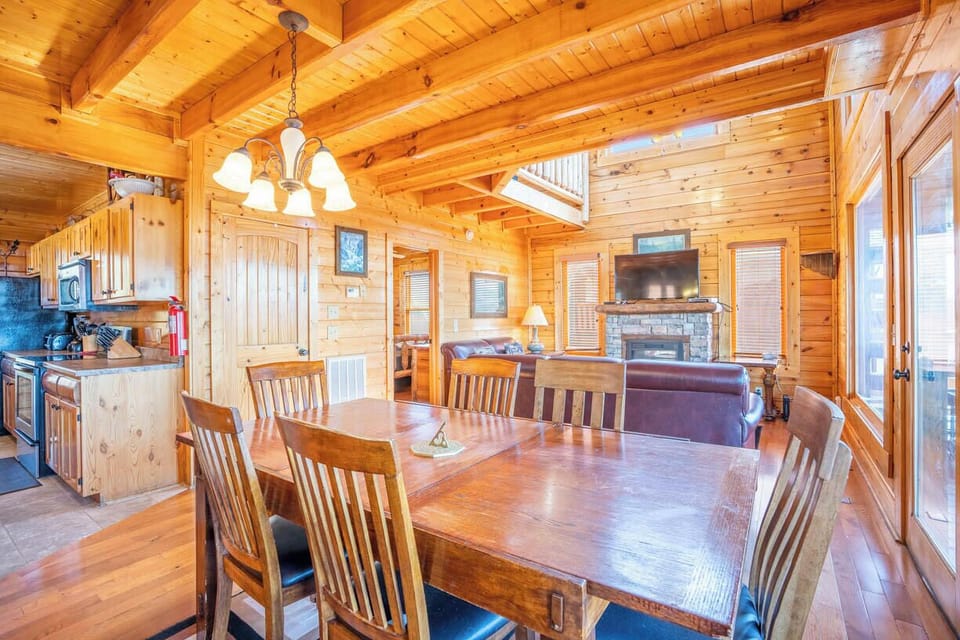 House, Multiple Beds, Hot Tub, Mountain View (Top of the World) | Dining