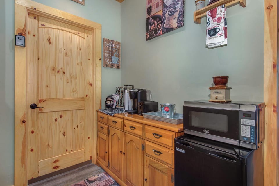House, Multiple Beds, Hot Tub, Garden View (All About the Smokies) | Interior