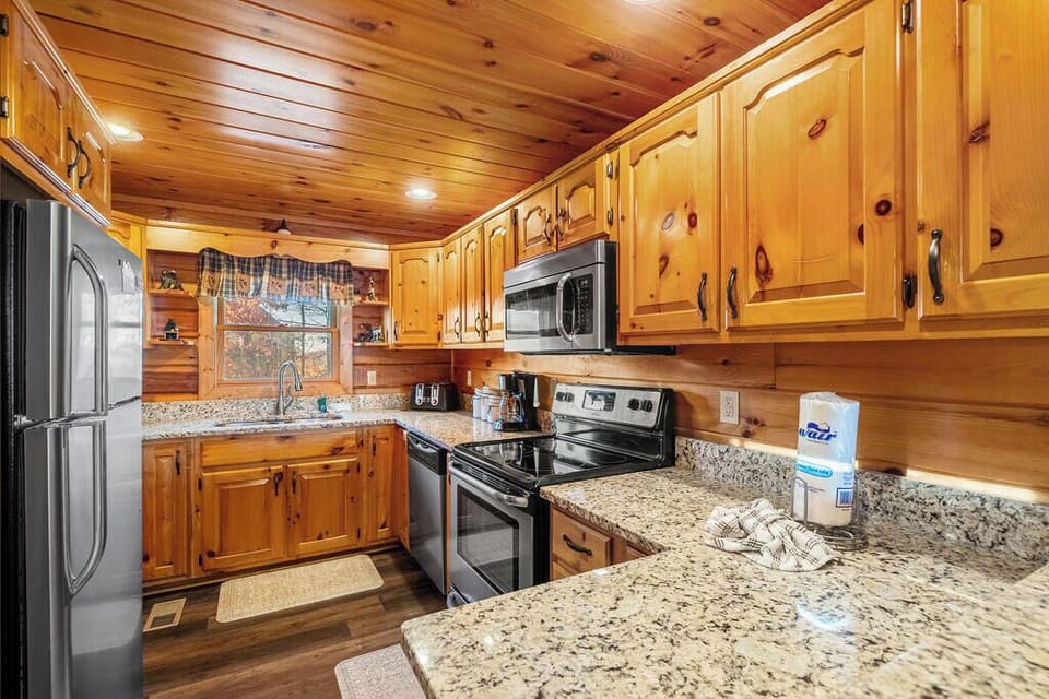 Room, Multiple Beds, Pool Access, Mountain View (Eagles View Lodge) | Private kitchen