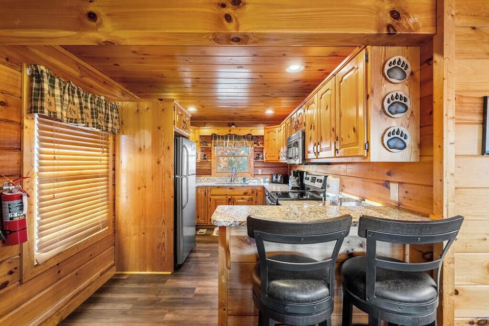 Room, Multiple Beds, Pool Access, Mountain View (Eagles View Lodge) | Private kitchen