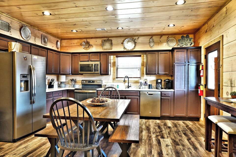 House, Multiple Beds, Balcony, Garden View (Sasquatch Inn) | Private kitchen