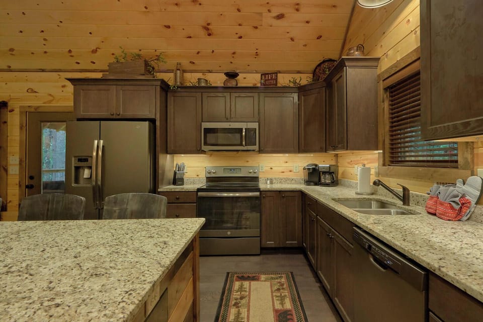 House, Multiple Beds, Hot Tub, Pool View (Adventure Lodge) | Private kitchen | Coffee/tea maker