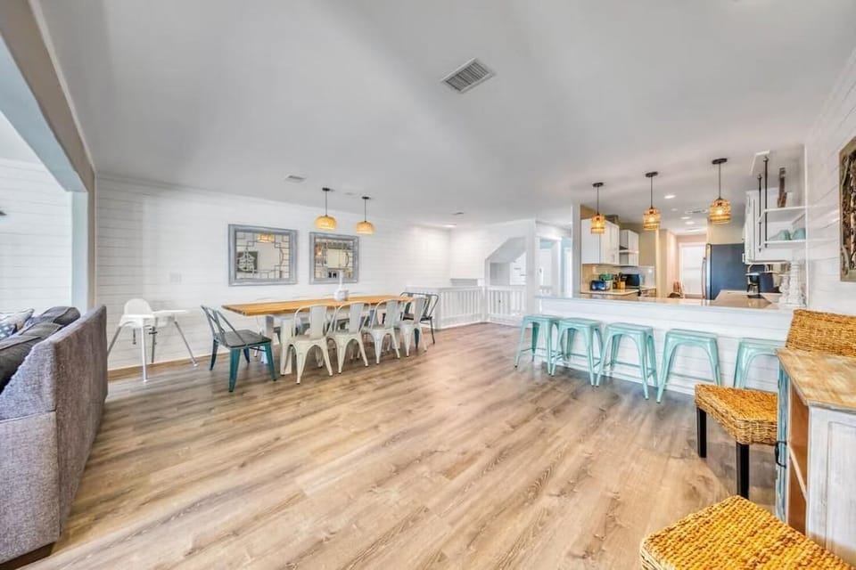 House, Multiple Beds (Green Reef #6- Beachfront Bliss) | Interior