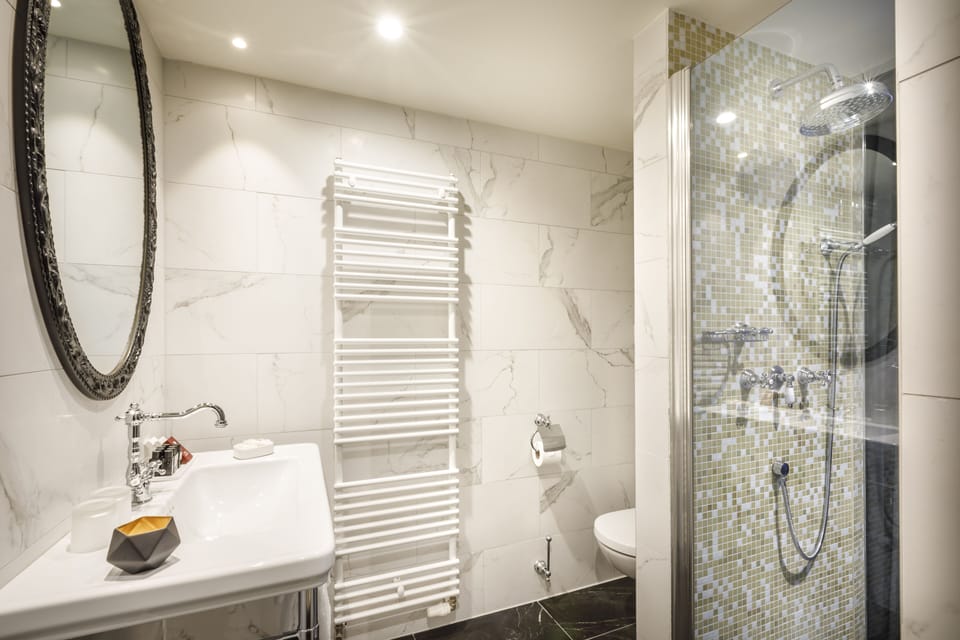 Imperial Loft Room | Bathroom | Shower, free toiletries, hair dryer, slippers