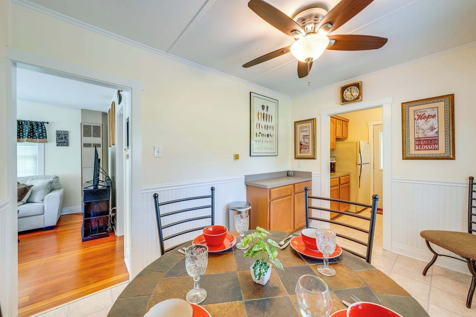 The sunny eat-in kitchen is well equipped for an unforgettable getaway​