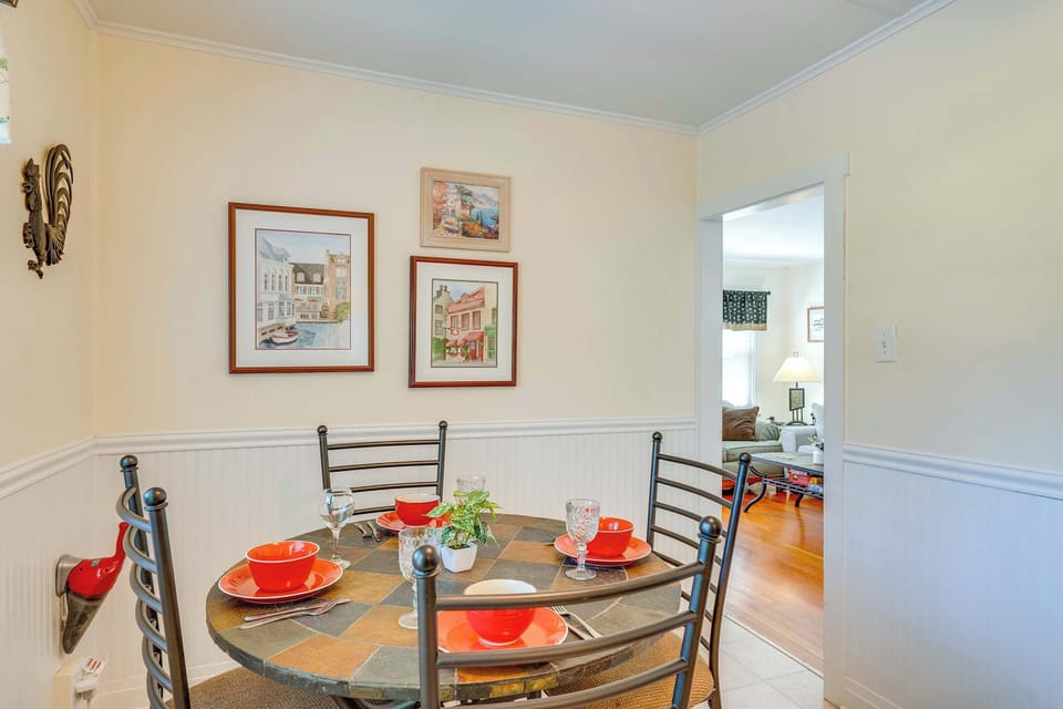 The sunny eat-in kitchen is well equipped for an unforgettable getaway​