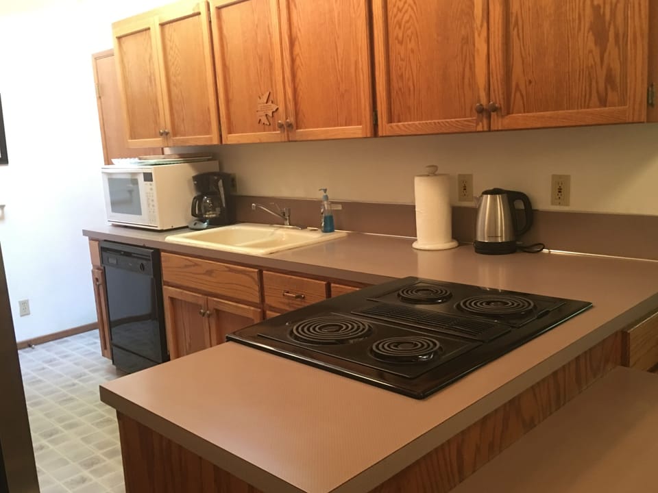 Classic House (Maple) | Private kitchen | Fridge, microwave, oven, stovetop