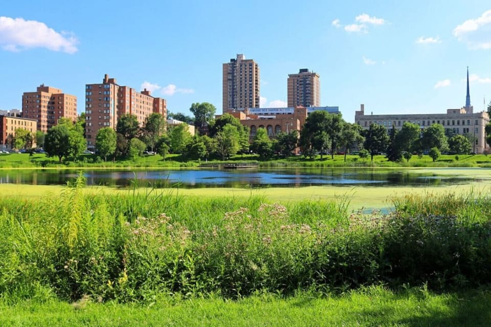 Loring Park Retreat, Bask in stunning lake views and lush greenery, perfect for relaxation!