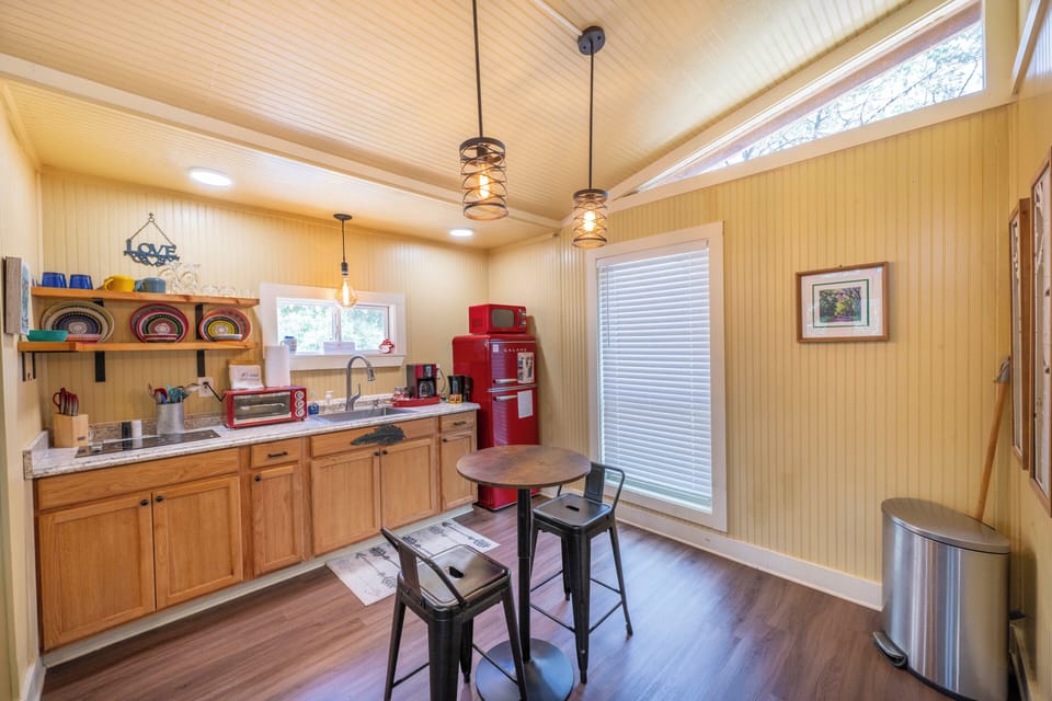 Romantic Cabin, Private Bathroom | Dining room