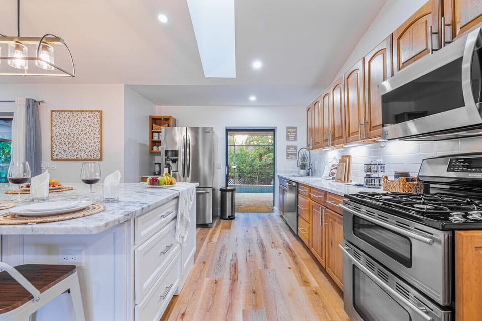 Gourmet Kitchen: Cook up a storm with modern appliances and bright, inviting space!