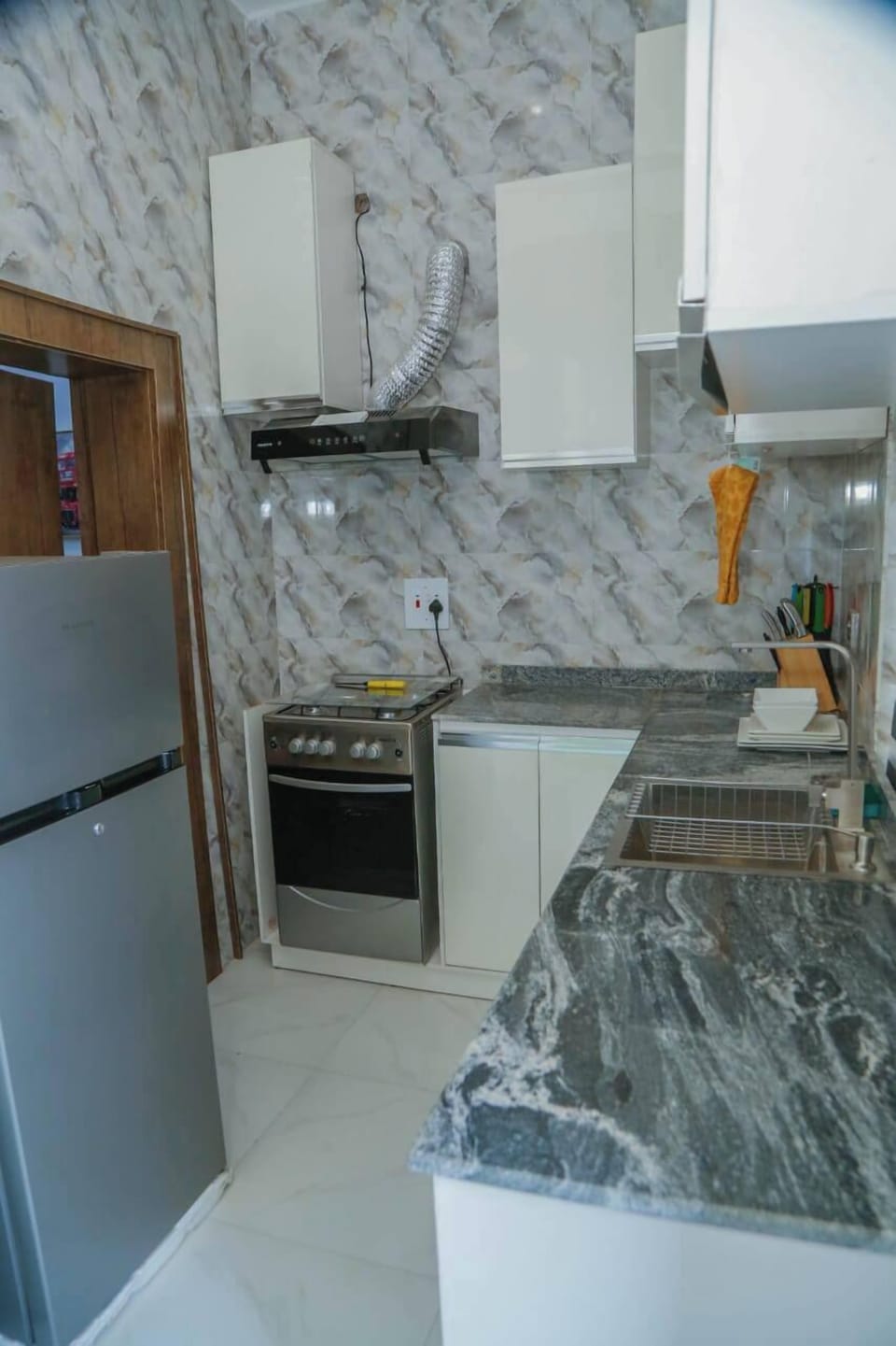 Family Apartment, Balcony, City View | Private kitchen | Fridge, microwave, oven, stovetop