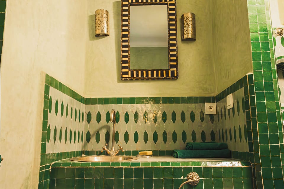 Comfort Double Room, 1 King Bed, Housekeeping, Pool View | Bathroom | Shower, free toiletries, hair dryer, towels
