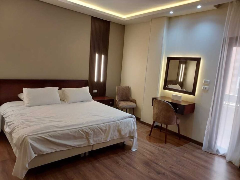 Deluxe Suite | Minibar, in-room safe, free WiFi
