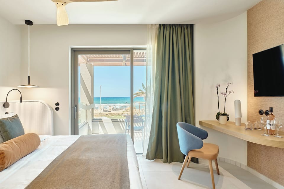 Deluxe Room Sea View | Minibar, in-room safe, individually decorated, individually furnished