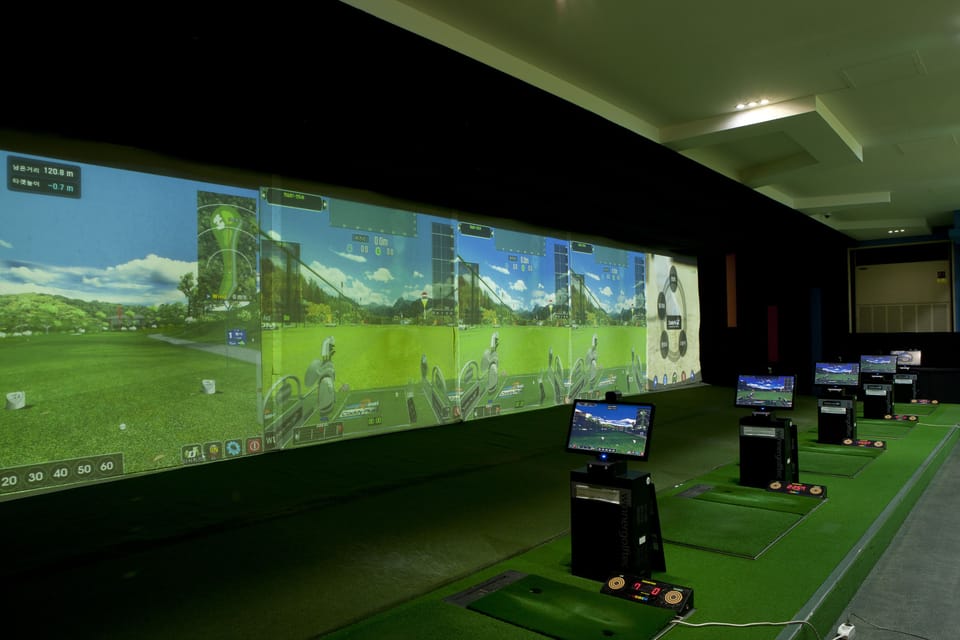 Indoor golf driving range