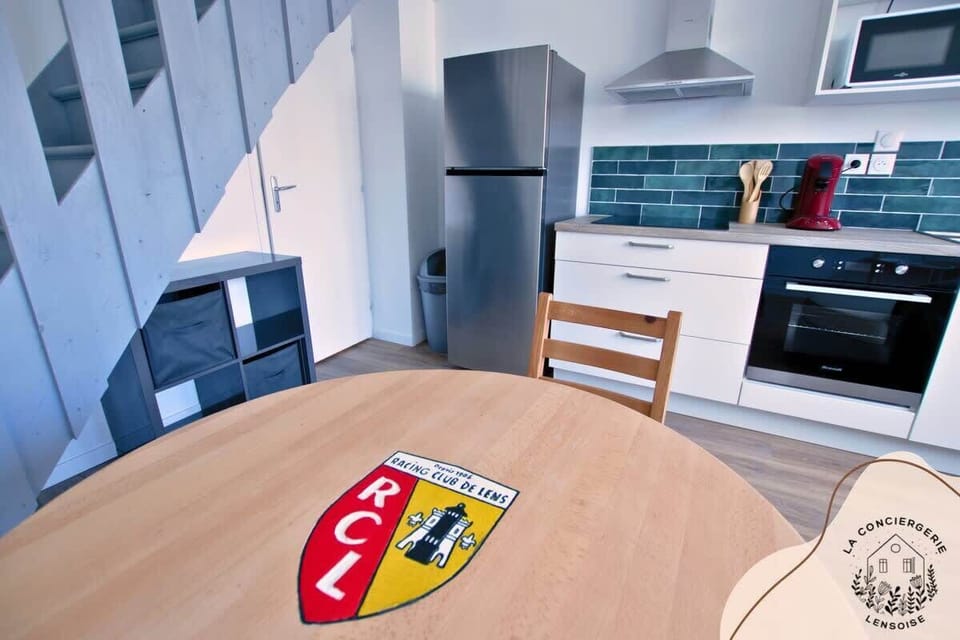 ESPACE REPAS POUR 2 PERSONNES
CUISINE EQUIPEE