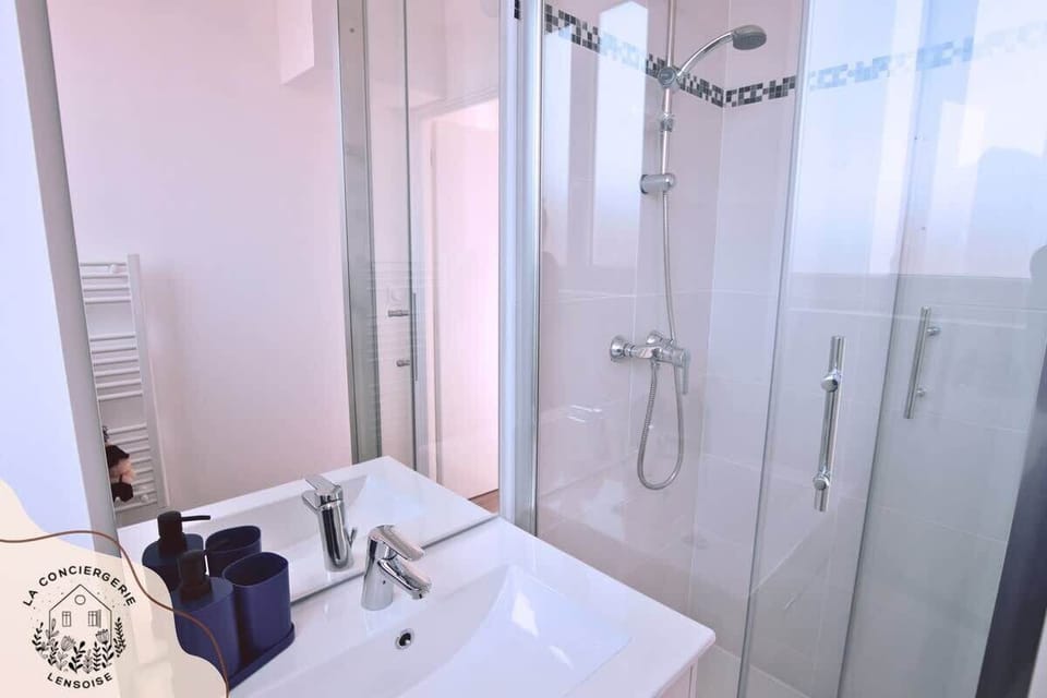 SALLE DE DOUCHE 
TOILETTE SEPARE
SECHE SERVIETTES
SERVIETTES FOURNIS ET TAPIS DE BAIN
